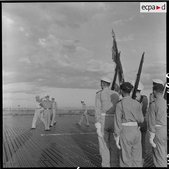 Les autorités militaires sur la base aérienne de Bach Mai.