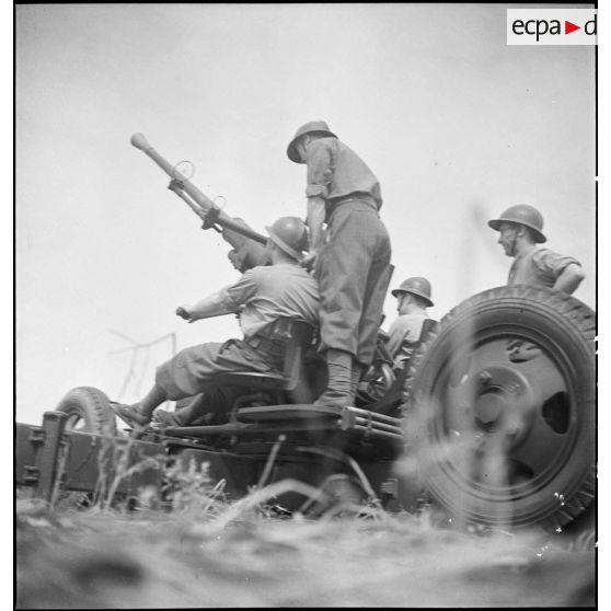 Lors d'une école à feu du 411e RAAA  (régiment d'artillerie antiaérienne) de la DMC (division de marche de Constantine), un canon de 40 mm Bofors est mis en batterie.