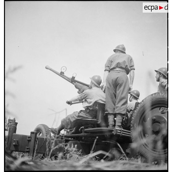 Lors d'une école à feu du 411e RAAA  (régiment d'artillerie antiaérienne) de la DMC (division de marche de Constantine), un canon de 40 mm Bofors est mis en batterie.