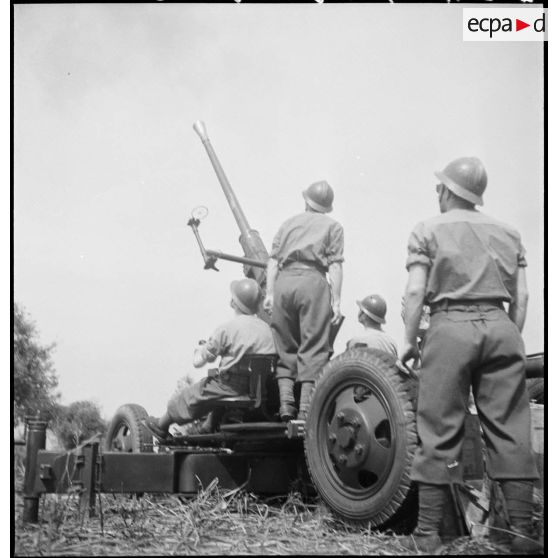 Lors d'une école à feu du 411e RAAA  (régiment d'artillerie antiaérienne) de la DMC (division de marche de Constantine), un canon de 40 mm Bofors est mis en batterie.