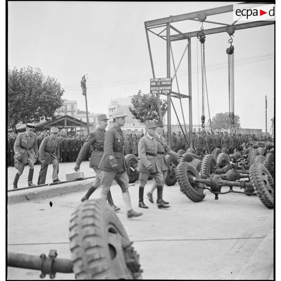 Cérémonie de remise des chaînes de montage de matériels dans le cadre du réarmement de l'armée française par les Américains.