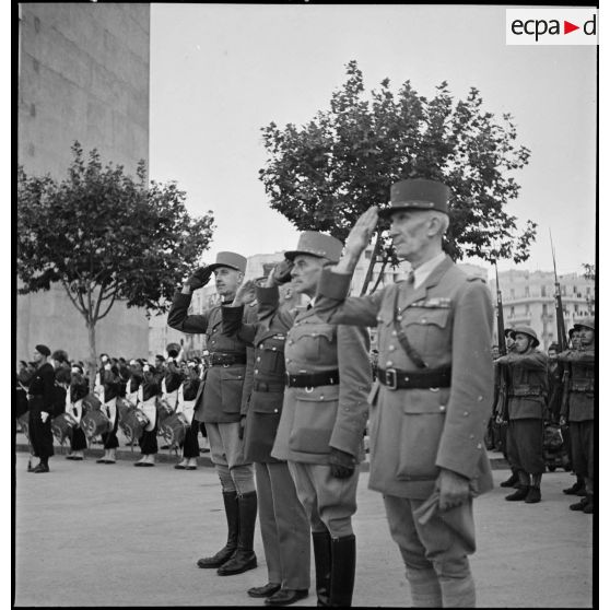 Cérémonie de remise des chaînes de montage de matériels dans le cadre du réarmement de l'armée française par les Américains.