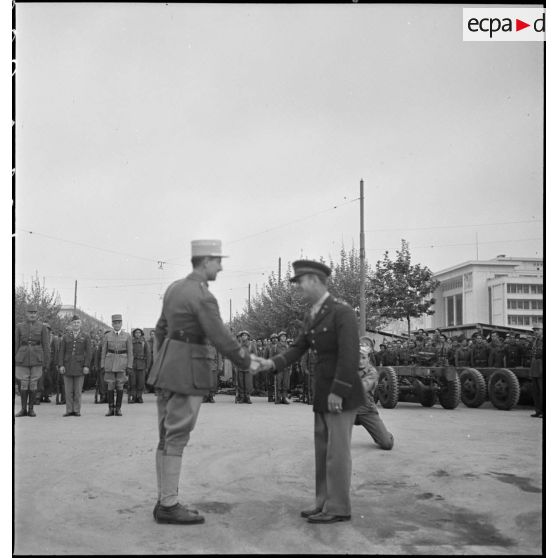 Lors de la cérémonie de remise des chaînes de montage de matériels, dans le cadre du réarmement de l'armée française par les Américains, le colonel Jacques Simon (sous réserves), commandant le 5e RCA (régiment de chasseurs d'Afrique), réceptionne officiellement le chantier des chaînes de montage.