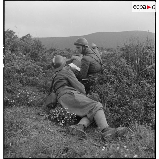 Un élève de l'école des élèves aspirants ou CIEO (Centre d'instruction des élèves officiers) de Cherchell donne des ordres à ses camarades au cours d'une manoeuvre d'infanterie.