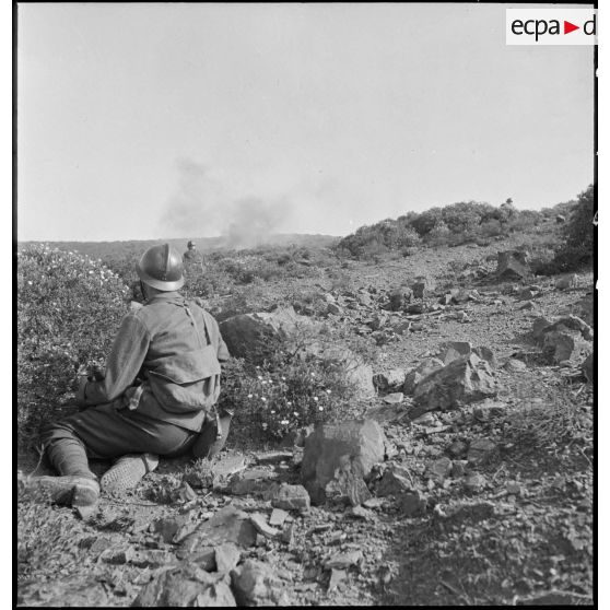 Des élèves aspirants de l'école des élèves aspirants ou CIEO (Centre d'instruction des élèves officiers) de Cherchell se postent avant de reprendre leur progression au cours d'une manoeuvre d'infanterie.