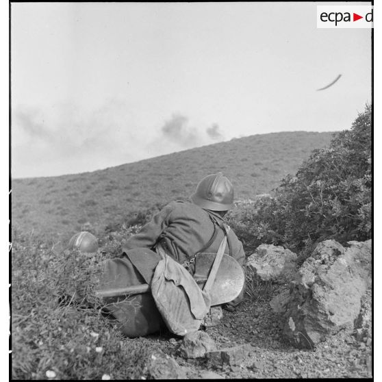 Des élèves aspirants de l'école des élèves aspirants ou CIEO (Centre d'instruction des élèves officiers) de Cherchell sont postés et observent le terrain avant de reprendre leur progresion au cours d'une manoeuvre d'infanterie.