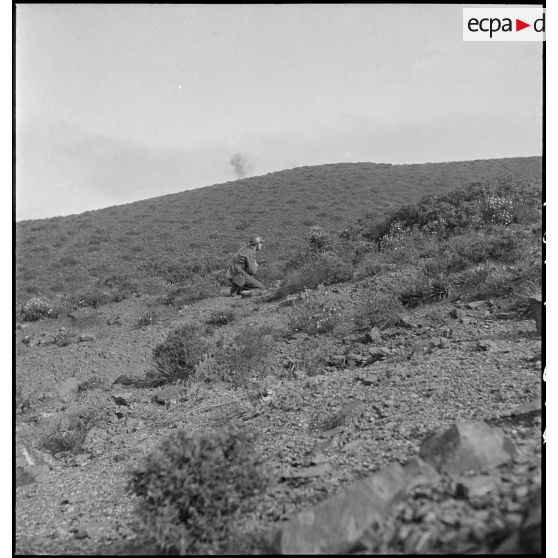 Un élève de l'école des élèves aspirants ou CIEO (Centre d'instruction des élèves officiers) de Cherchell fait une halte dans sa progression au cours d'une manoeuvre d'infanterie.