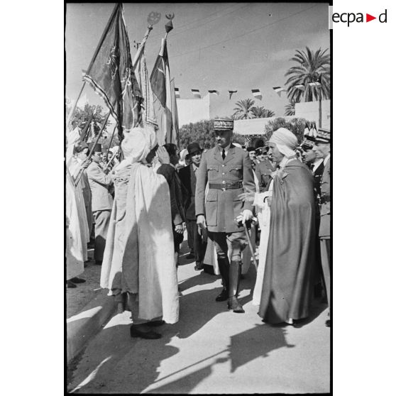 Lors d'une visite à Bou Saada, le général d'armée Henri Giraud, commandant en chef civil et militaire, rencontre les représentants des corps de métiers.