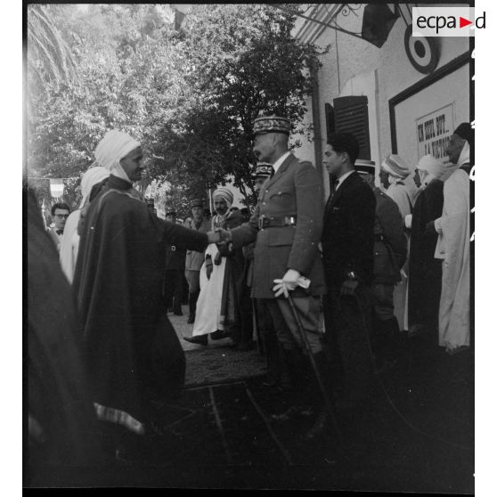 Lors d'une visite à Bou Saada, le général d'armée Henri Giraud, commandant en chef civil et militaire, rencontre des notables devant le batiment de la commune mixte.