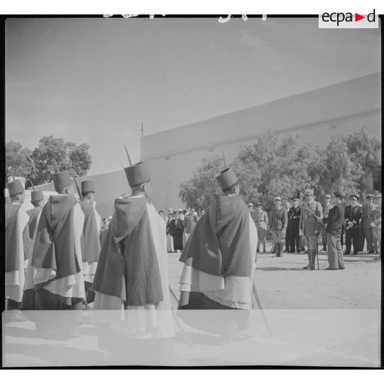 Cérémonie de baptême de la promotion Weygand de l'EEOI (École des élèves officiers indigènes d'Algérie et de Tunisie), présidée par le général d'armée Henri Giraud, commandant en chef civil et militaire lors de sa venue à Bou Saada.
