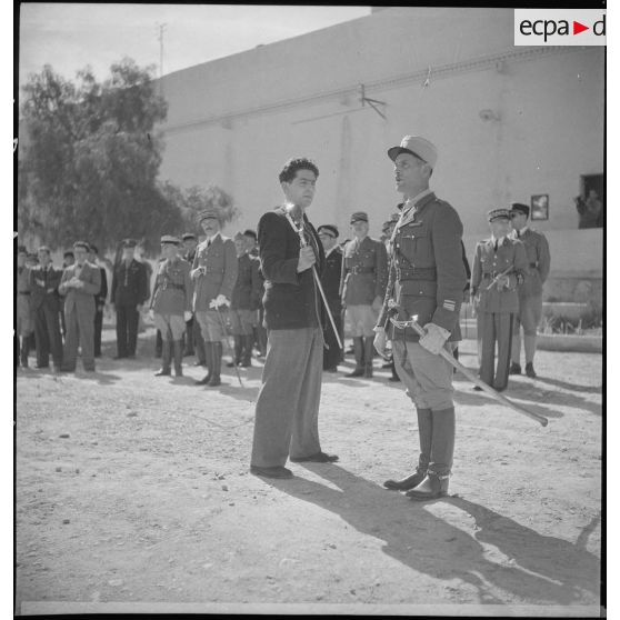 Discours du commandant de l'EEOI (École des élèves officiers indigènes d'Algérie et de Tunisie) lors de la cérémonie de baptême de la promotion Weygand, présidée par le général d'armée Henri Giraud, commandant en chef civil et militaire.