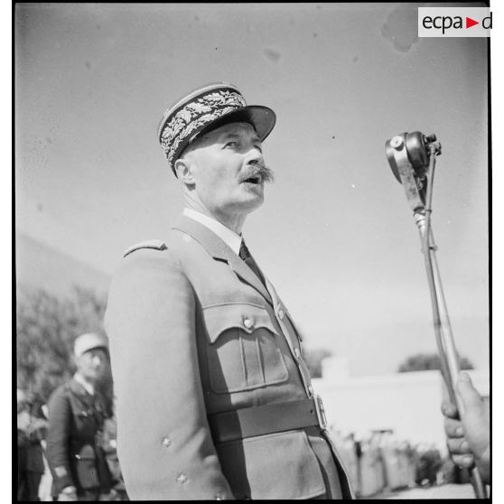 Portrait du général d'armée Henri Giraud, commandant en chef civil et militaire, qui prononce un discours lors de la cérémonie de baptême de la promotion Weygand de l'EEOI (École des élèves officiers indigènes d'Algérie et de Tunisie).