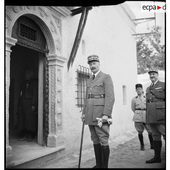 Portrait du général d'armée Henri Giraud, commandant en chef civil et militaire, devant l'entrée du café maure lors de sa visite à l'EEOI (École des élèves officiers indigènes d'Algérie et de Tunisie) de Bou Saada.