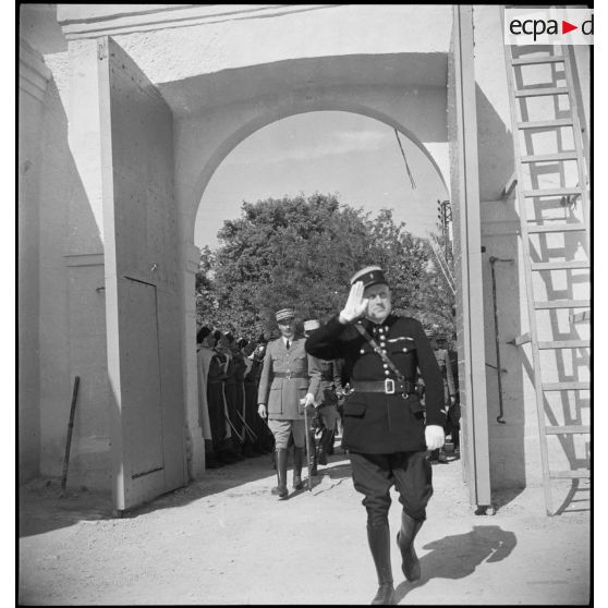Le général d'armée Henri Giraud, commandant en chef civil et militaire, accompagné d'une délégation, arrive à l'EEOI (École des élèves officiers indigènes d'Algérie et de Tunisie).
