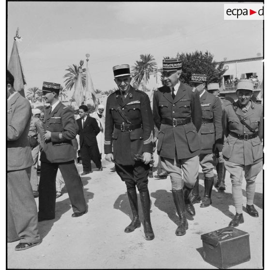 La délégation qui accompagne le général d'armée Henri Giraud, commandant en chef civil et militaire, lors de sa visite à l'EEOI (École des élèves officiers indigènes d'Algérie et de Tunisie) de Bou Saada. Au centre, le colonel François Gonzalez de Linarès, sous-chef d'état-major, et le général de division Roger Leyer, aide-major général chargé de l'organisation.
