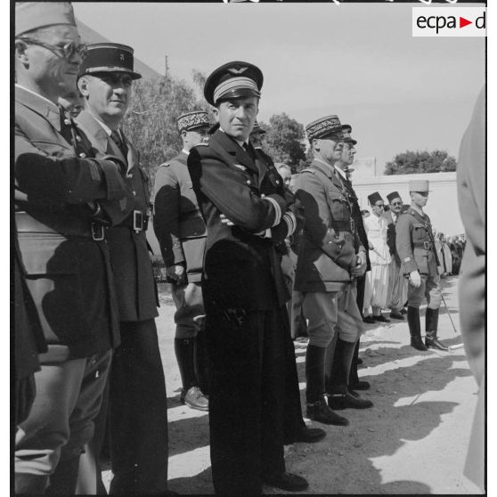 La délégation qui accompagne le général d'armée Henri Giraud, commandant en chef civil et militaire, lors de sa visite à l'EEOI (École des élèves officiers indigènes d'Algérie et de Tunisie) de Bou Saada, assiste à la cérémonie de baptême de la promotion Weygand.