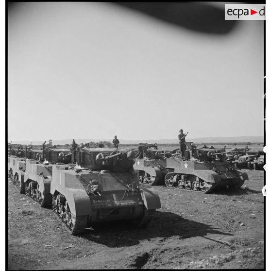 Des chars légers Stuart M5 A1 américains, qui sortent de l'établissement de réparation des engins blindés de Boufarik, sont parqués et vérifiés avant leur embarquement et leur livraison à un régiment de spahis.