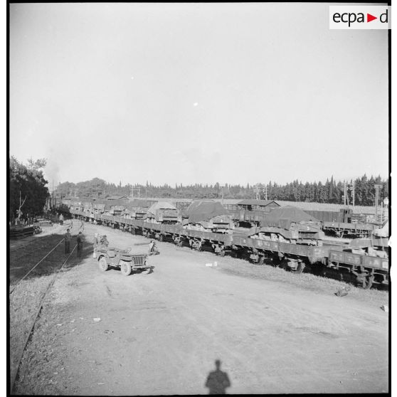 Départ d'un train de la gare de Boufarik transportant des chars légers Stuart M5 A1 américains destinés à des unités françaises.