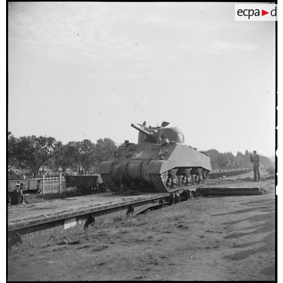 En gare de Boufarik, un char moyen Sherman M4 A4 américain, destiné au 5e RCA (régiment de chasseurs d'Afrique) de la 1re DB (division blindée), est embarqué sur un wagon porte-chars.
