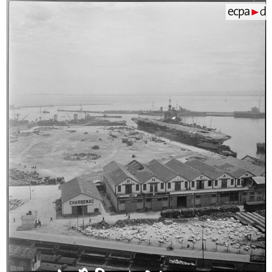 Vue de trois quarts arrière bâbord d'un porte-avions d'une escadre britannique à quai dans le port d'Alger.