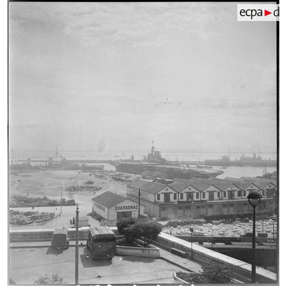 Vue de trois quarts arrière bâbord d'un porte-avions d'une escadre britannique à quai dans le port d'Alger.