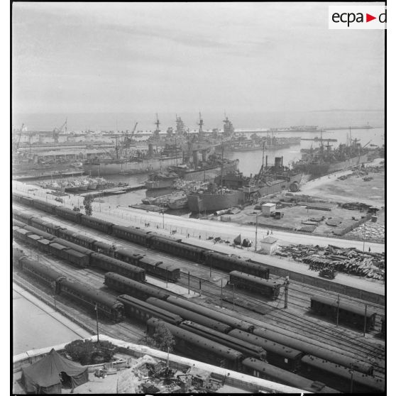 Bâtiments d'une escadre britannique à quai dans le port d'Alger.