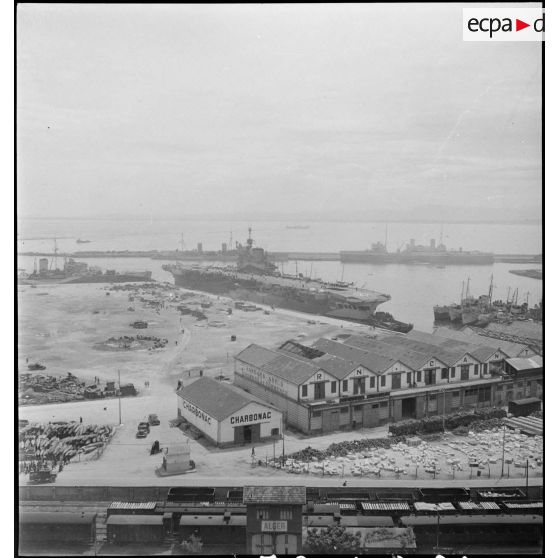 Vue de trois quarts arrière bâbord d'un porte-avions d'une escadre britannique à quai dans le port d'Alger.
