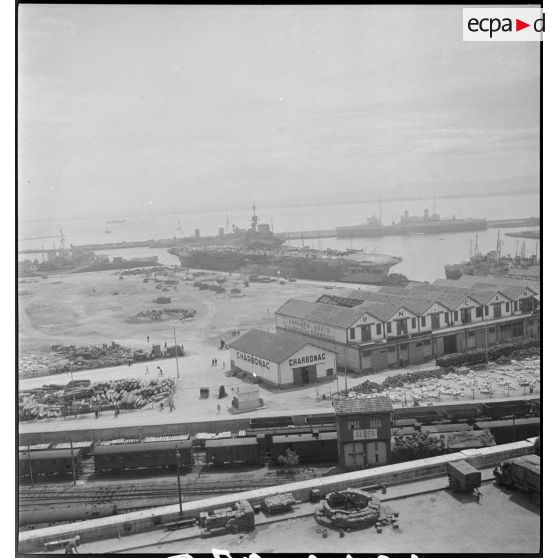 Vue de trois quarts arrière bâbord d'un porte-avions d'une escadre britannique à quai dans le port d'Alger.
