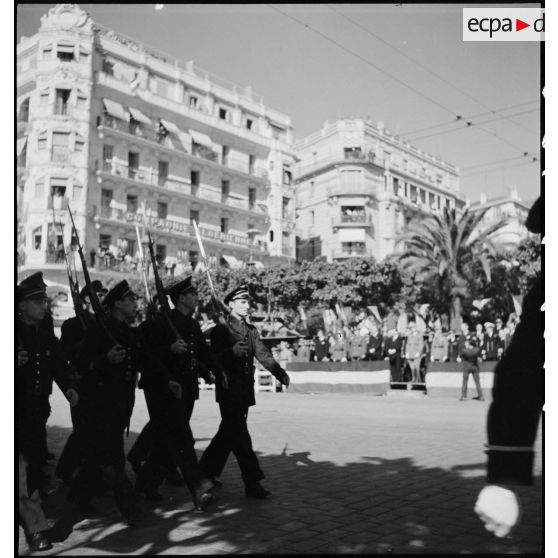 Défilé d'un détachement de l'armée de l'air française devant la tribune officielle  lors de la fête de Jeanne d'Arc à Alger.