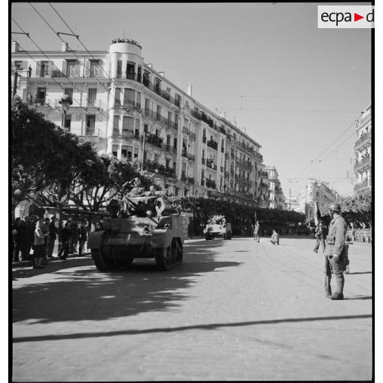 Défilé d'un char léger Stuart M5 A1 d'une unité de cavalerie française lors de la fête de Jeanne d'Arc à Alger.