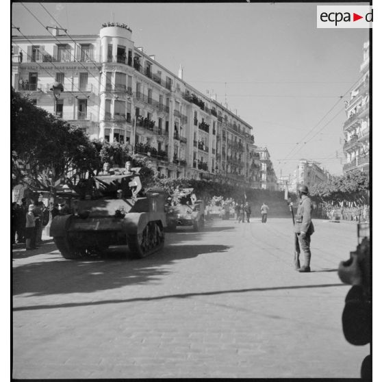 Défilé d'un convoi de chars légers Stuart M5 A1 d'une unité de cavalerie française lors de la fête de Jeanne d'Arc à Alger.