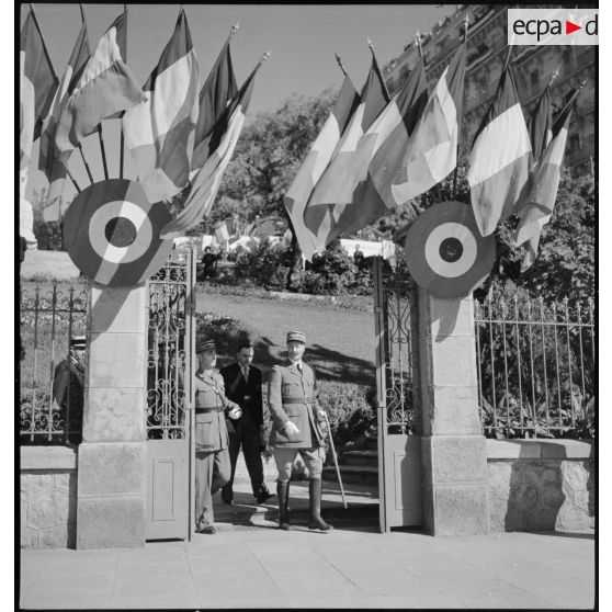 Les généraux d'armée Henri Giraud, commandant en chef civil et militaire, et Georges Catroux, accompagnés par le maire d'Alger, quittent le monument aux morts d'Alger pendant la fête de Jeanne d'Arc.