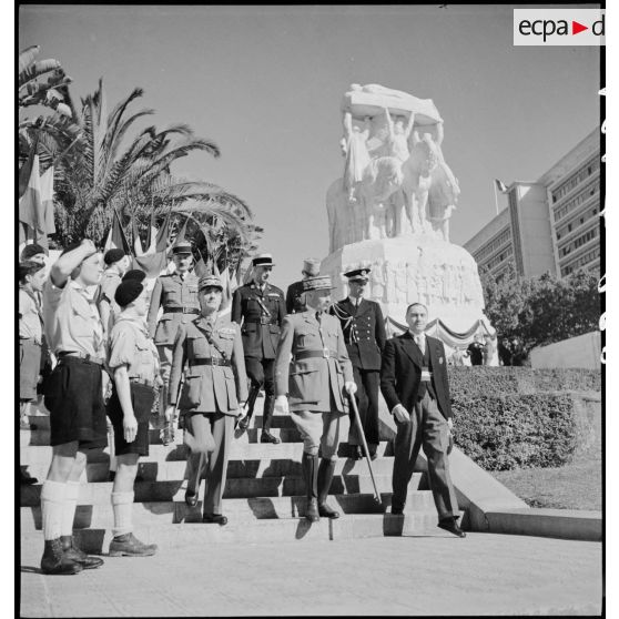 Les généraux d'armée Henri Giraud, commandant en chef civil et militaire, et Georges Catroux, accompagnés par le maire d'Alger, quittent le monument aux morts d'Alger pendant la fête de Jeanne d'Arc.