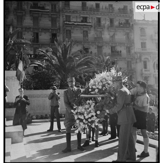 Les généraux d'armée Henri Giraud, commandant en chef civil et militaire, et Georges Catroux, déposent une gerbe au monument aux morts d'Alger pendant la fête de Jeanne d'Arc.
