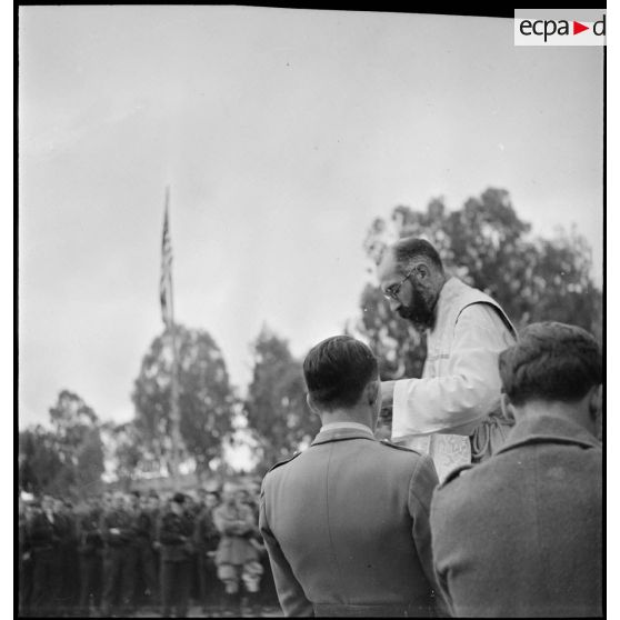 Un prêtre officie lors de la messe de Pâques auprès des cavaliers du 5e RCA (régiment de chasseurs d'Afrique).