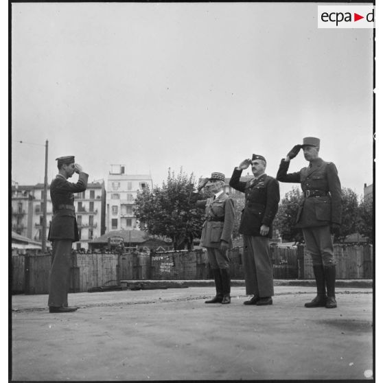 Salut des hymnes nationaux au cours d'une cérémonie de remise de matériel américain à l'armée française.