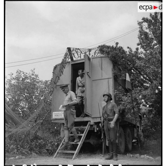 Le lieutenant-general Kenneth Anderson, commandant la 1re armée britannique, sort du poste de commandement mobile du général de corps d'armée Louis Koeltz, commandant le XIXe corps d'armée, en compagnie de celui-ci.