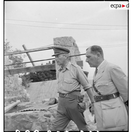 Le lieutenant-general Kenneth Anderson, commandant la 1re armée britannique, s'entretient avec le général de corps d'armée Louis Koeltz, commandant le XIXe corps d'armée, lors d'une visite.