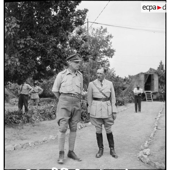 Le lieutenant-general Kenneth Anderson, commandant la 1re armée britannique, s'entretient avec le général de corps d'armée Louis Koeltz, commandant le XIXe corps d'armée, lors d'une visite.