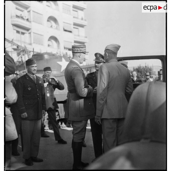 Entretien du général d'armée Giraud avec le général d'armée Eisenhower.