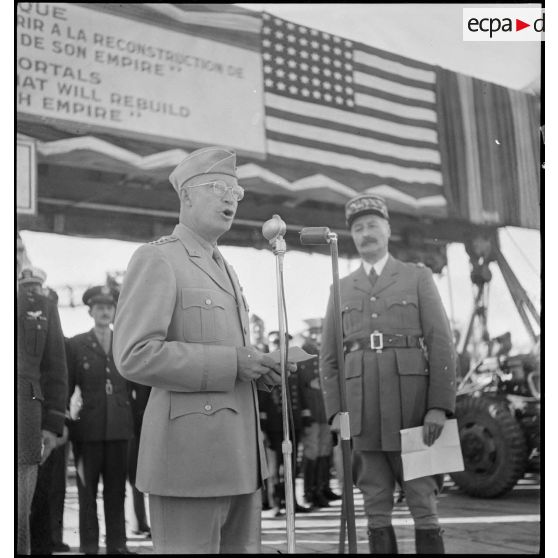 Discours des autorités lors d'une cérémonie franco-américaine à Alger.