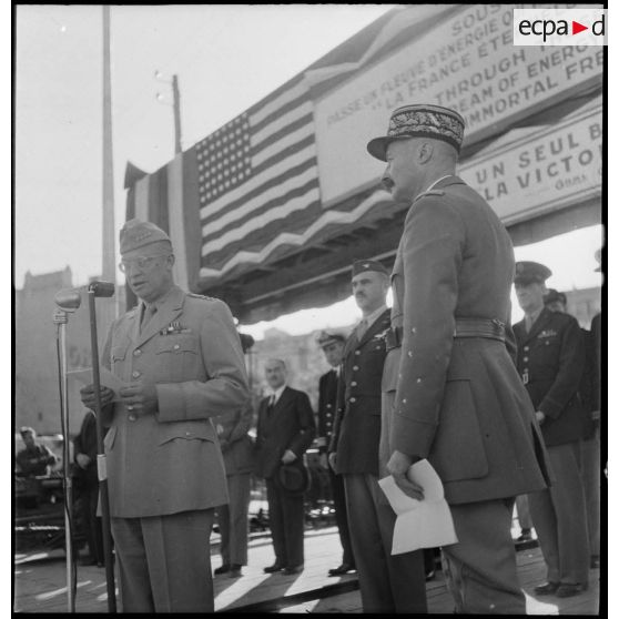Discours des autorités lors d'une cérémonie franco-américaine à Alger.