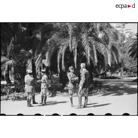 Le colonel Faure, commandant de l'EMPNA (Ecole militaire préparatoire nord-africaine) d'Hammam-Righa, s'entretient avec le général de brigade Normad (non identifié) lors de la cérémonie de remise du drapeau de l'école.