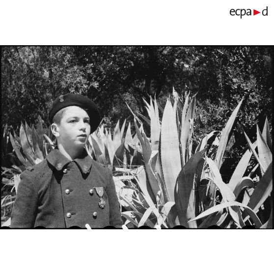 Portrait de l'enfant de troupe Vincent, décoré de la croix de guerre avec étoile, lors de la cérémonie de remise de drapeau de l'EMPNA (Ecole militaire préparatoire nord-africaine) d'Hammam-Righa.