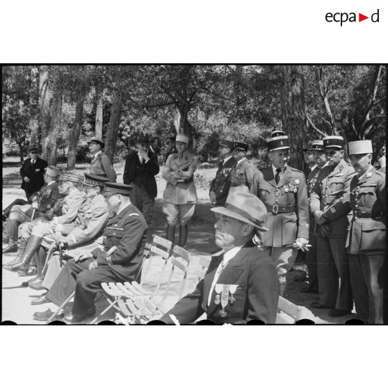 Les autorités militaires et des anciens combattants assistent à une séance sportive des enfants de troupes lors de la cérémonie de remise de drapeau de l'EMPNA (Ecole militaire préparatoire nord-africaine) d'Hammam-Righa.