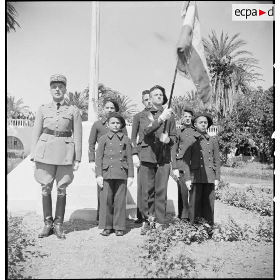 Portrait de groupe du général René Prioux, major général des forces terrestres, avec la garde au drapeau de l'EMPNA (Ecole militaire préparatoire nord-africaine) d'Hammam-Righa, à l'issue de la cérémonie de remise du drapeau à l'école.