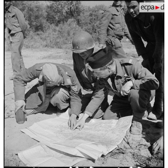 Au poste de commandement du colonel Magnan, commandant le CFA (Corps franc d'Afrique), un caporal-chef (obergefreiter) de l'armée de l'air allemande prisonnier, fourni des renseignements à un lieutenant du 1er bataillon du CFA et à un capitaine de la 9e DI (division d'infanterie) américaine.