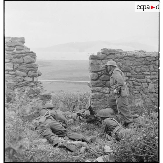 Des soldats du CFA (Corps franc d'Afrique) sont en position sur la cote 109, à proximité du lac de Bizerte.