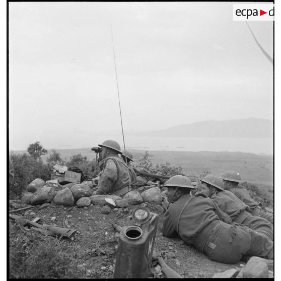 Postés sur la cote 109, à proximité du lac de Bizerte, des soldats du CFA (Corps franc d'Afrique) observent l'horizon.