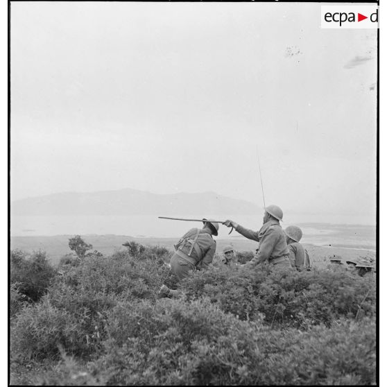 Des soldats du CFA (Corps franc d'Afrique) sont postés sur la cote 109 et observent les environs de Bizerte.